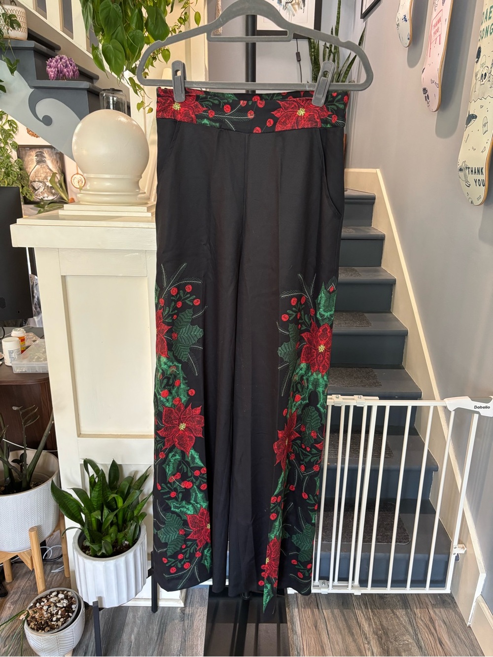 Black Holiday Poinsettia-Print Women’s Pants Size 6